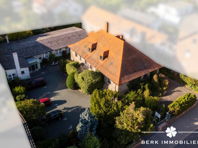 BERK Immobilien Bemerkenswertes Immobilienensemble mit großem Wohnhaus & eigenem Gewerbegebäude