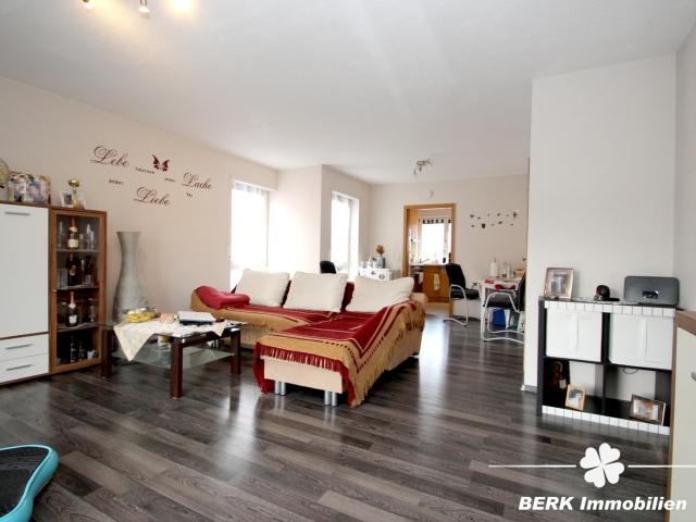 BERK Immobilien Gepflegte 2 Zimmer ETW in toller Lage mit EBK, großem Balkon & PKW Stellplatz