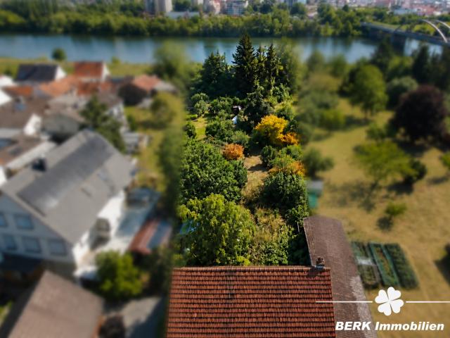 BERK Immobilien Großzügiges Entwicklungsgrundstück in begehrter Wohnlage direkt am Main