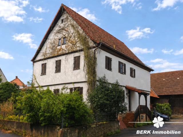 BERK Immobilien Historisches Anwesen mit großer Scheune, Nebengebäude und Entwicklungspotenzial auf über 1000 m² Grundstück