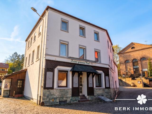 BERK Immobilien – Historisches Gebäude mit Gastgewerbe und Wohnung in Leidersbach