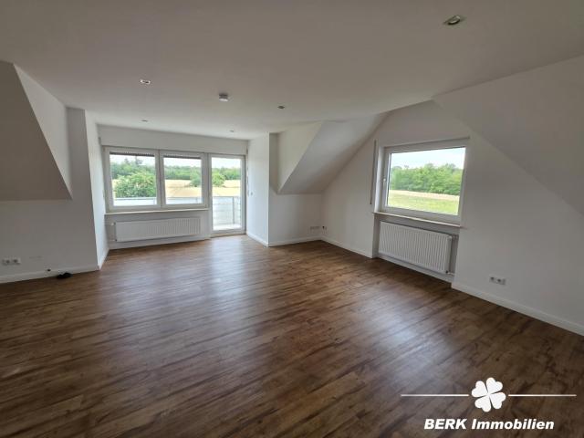 BERK Immobilien Moderne 2 Zimmer Dachgeschosswohnung mit Balkon in Feldrandlage von Mainhausen Zellhausen