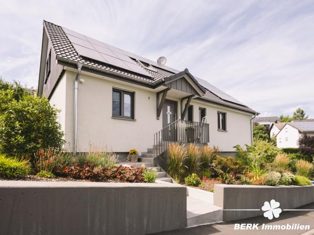 BERK Immobilien Stilvoll kernsaniertes Einfamilienhaus in ruhiger Lage von Grünmorsbach