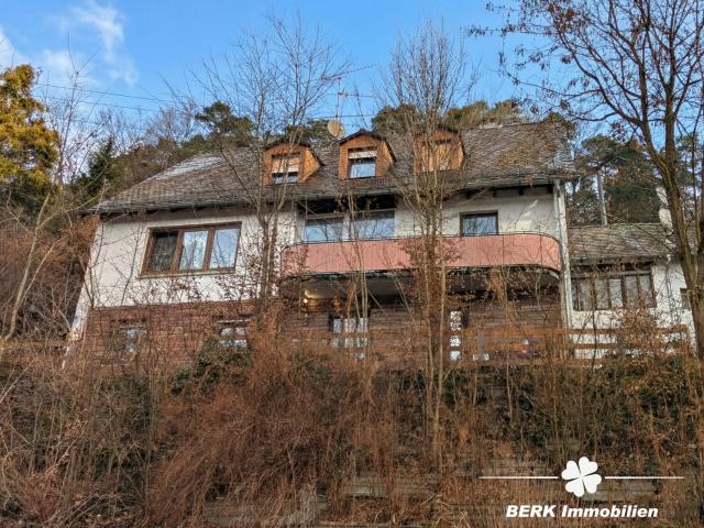 BERK Immobilien Viel Platz für neue Ideen: Zweifamilienhaus in Heigenbrücken