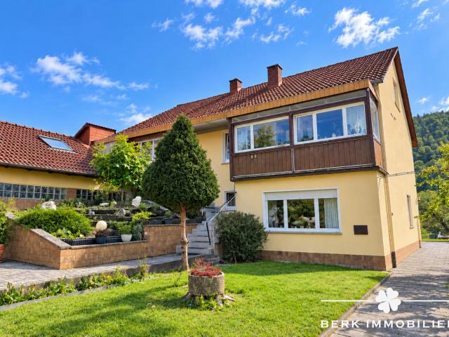 BERK Immobilien Zweifamilienhaus mit Einliegerwohnung, Doppelgarage und Ausbaupotenzial