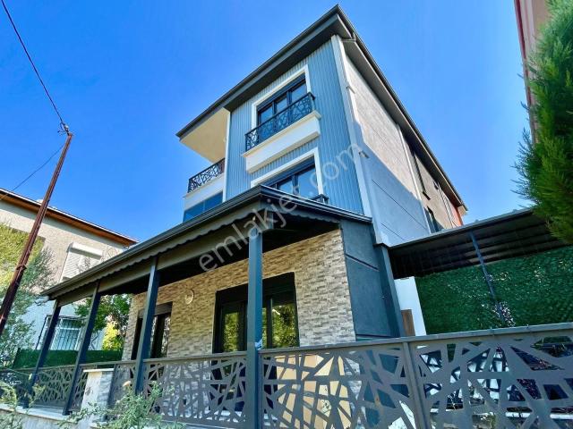 Berkay Demirel'den Akçayda Doğayla İç İçe Lüks 4+1 Villa