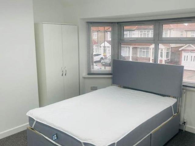 Berkeley Waye, Hounslow 1 bed in a house share to rent £950 pcm £219 pw