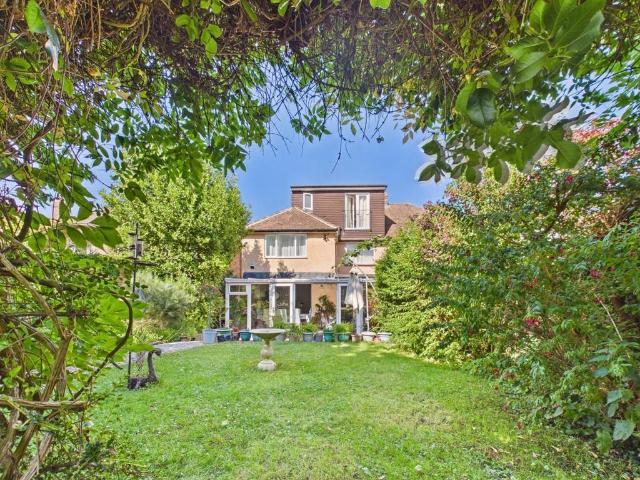 Berkeley Avenue, Chesham. 5 bed semi detached house to rent £3,250 pcm £750 pw