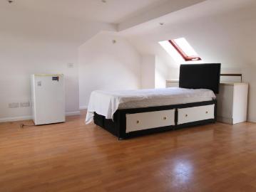 Berkeley Avenue, Cranford TW4 4 bed semi detached house to rent £2,800 pcm £646 pw