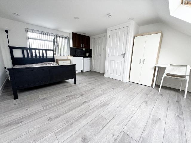 Berkeley Avenue, Hounslow TW4, Studio to rent, £1,000 pcm | PrimeLocation
