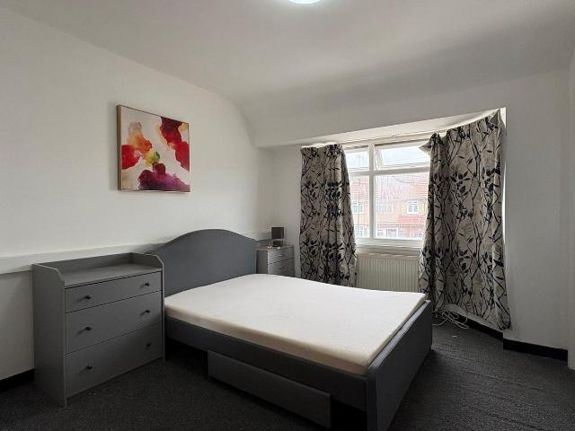 Berkeley Avenue, Hounslow TW4, 1 bed flat to rent, £1,000 pcm | PrimeLocation