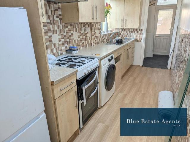 Berkeley Avenue, Hounslow, TW4 4 bed end of terrace house to rent £2,900 pcm £669 pw