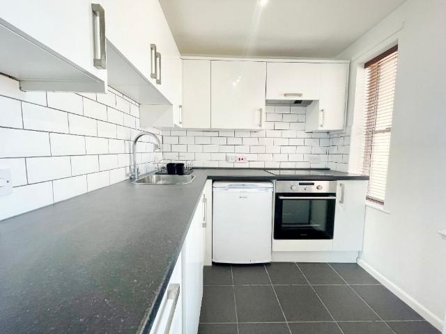 Berkeley Court, Cheltenham GL52, 1 bed flat to rent, £850 pcm | PrimeLocation