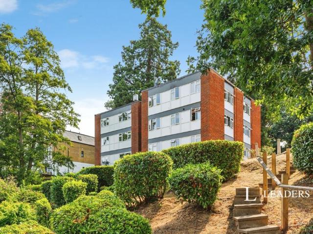 Berkeley Court, KT13 2 bed flat to rent £1,695 pcm £391 pw