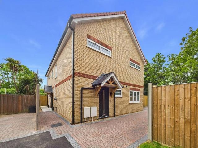 Berkeley Close, Ruislip HA4 3 bed semi detached house to rent £2,600 pcm £600 pw