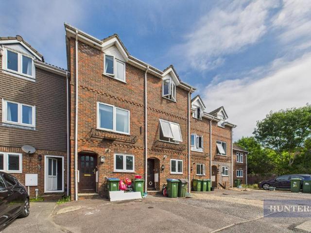 Berkeley Close, Southampton 4 bed end of terrace house to rent £2,426 pcm £560 pw