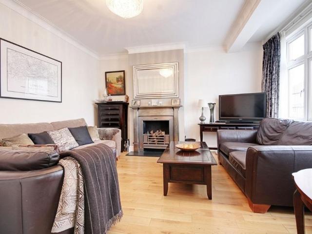 Berkeley Gardens, London, N21 3 bed semi detached house to rent £3,100 pcm £715 pw