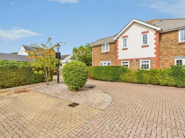 Berkeley Mews, Chichester, PO19 2 bed house to rent £1,600 pcm £369 pw
