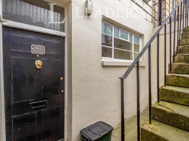 Berkeley Place, Cheltenham, GL52 2 bed flat to rent £800 pcm £185 pw