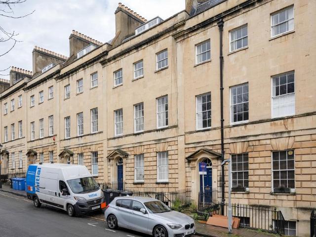 Berkeley Square, Clifton 2 bed flat to rent £1,495 pcm £345 pw