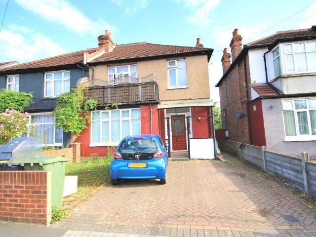 BERKHAMSTED AVENUE 2 bed flat to rent £1,900 pcm £438 pw