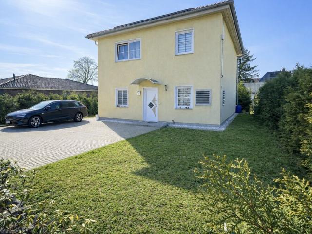 Berlin Biesdorf: Stilvolle Stadtvilla auf 490 m² GST inkl. Terrasse & Garten in ruhiger Wohnlage !