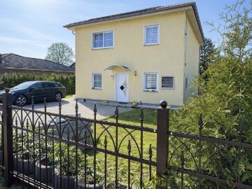 Berlin Biesdorf: Stilvolle Stadtvilla auf 490 m² GST inkl. Terrasse & Garten in ruhiger Wohnlage !