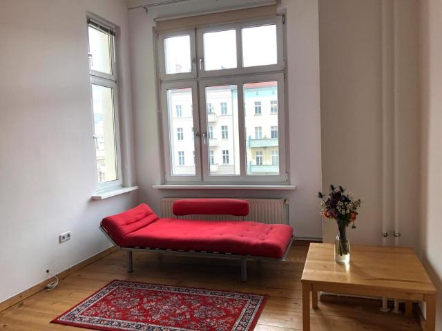 Berlin: Lichtdurchfluteter Altbau mit Stuck in Prenzlauer Berg