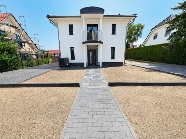 Berlin Lichtenberg Erstbezug 2026 exklusive Stadtvilla mit Wohnkomfort mit Balkon & Garten !