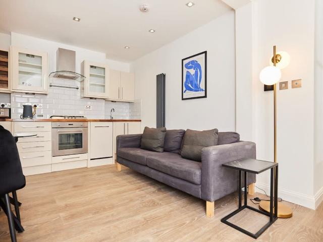Bermondsey SE16, 2 bed flat to rent, £3,333 pcm | PrimeLocation