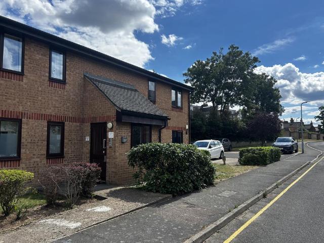 Bernard Ashley Drive 2 bed flat to rent £1,750 pcm £404 pw