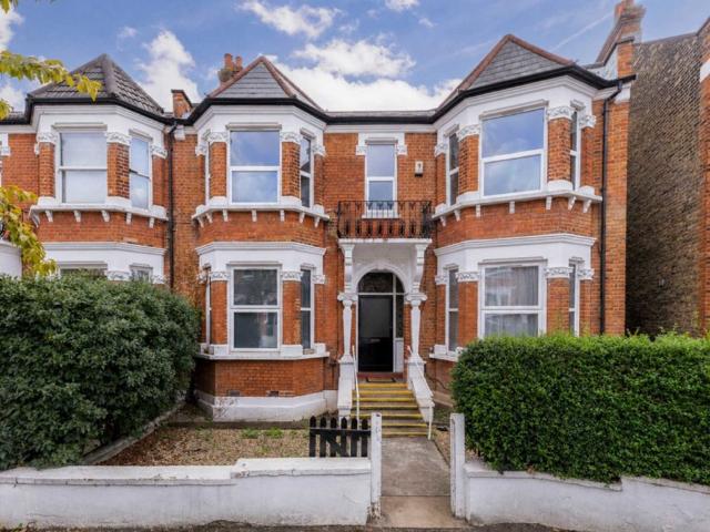 Bernard Gardens, Wimbledon SW19, 2 bed flat to rent, £3,000 pcm | PrimeLocation