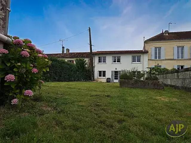 Berneuil 17460 Location maison 5 pièces t5 au dernier étage terrasse