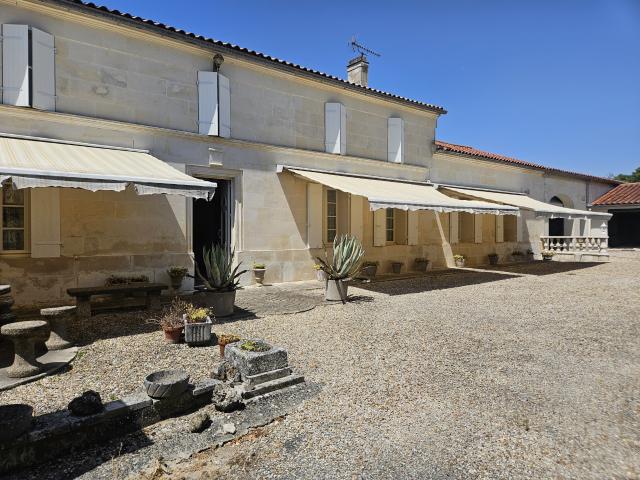 BERNEUIL Élégante maison charentaise avec dépendances et grand garage