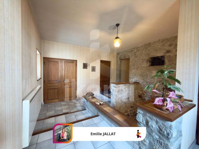 Bernin maison en pierre avec beaux volumes, cave voûtée, 124. 120m² Bernin