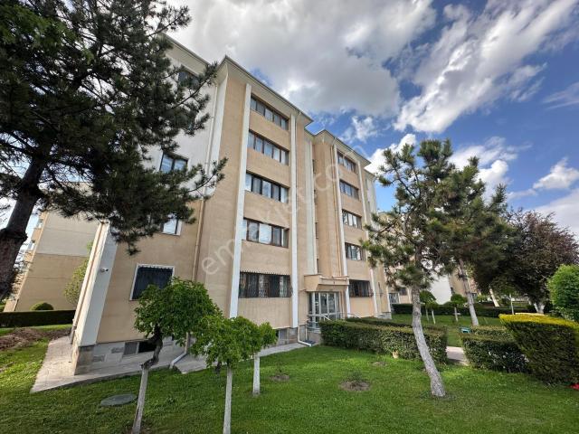 Berrak Sitesi Merkezi Konumda Satılık 3+1 Daire