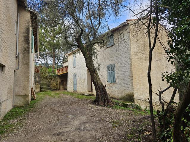 BERRE LES ALPES Maison 4 Pièces avec grange & oliveraie