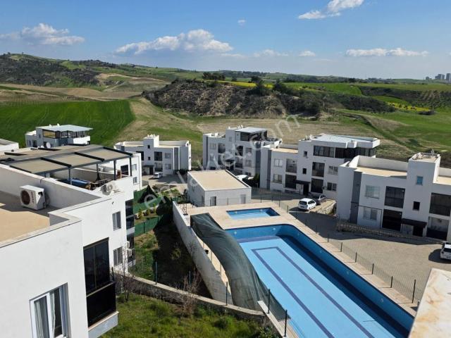 Berrin Nadir'den Az Katlı Yatay Mimari Havuzlu Güvenlikli Site İçi Teras 2+1