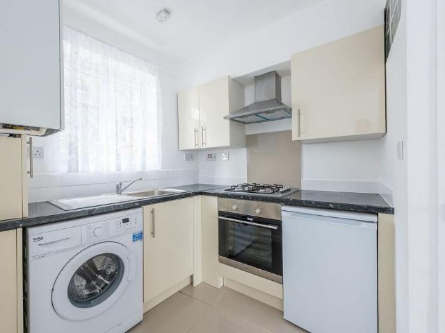 Berry Way, Ealing, London, W5 2 bed house to rent £2,800 pcm £646 pw