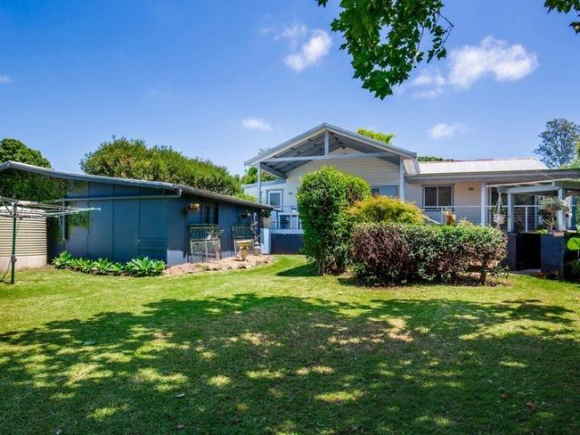 Berry Cottage with Swimming Pool