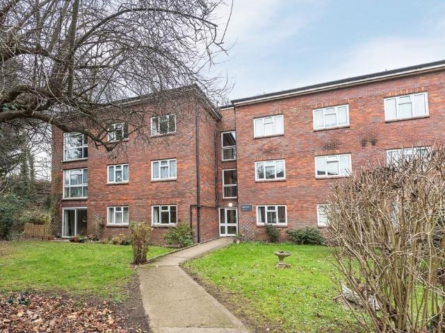 Berry Lane Rickmansworth WD3 2 bed apartment to rent £1,750 pcm £404 pw