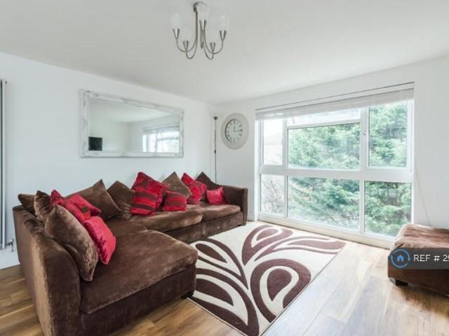 Berry Lane, Rickmansworth, WD3 2 bed flat to rent £1,750 pcm £404 pw