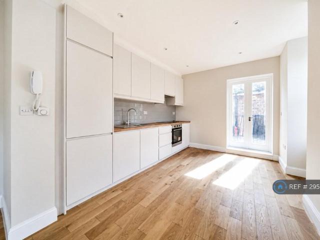 Berrymead Gardens, London, W3 2 bed flat to rent £2,395 pcm £553 pw