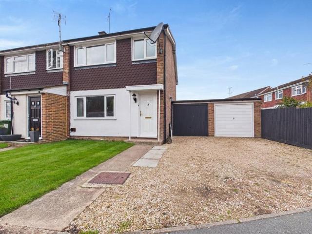 Berrybank, College Town, Sandhurst. 3 bed end of terrace house to rent £1,750 pcm £404 pw