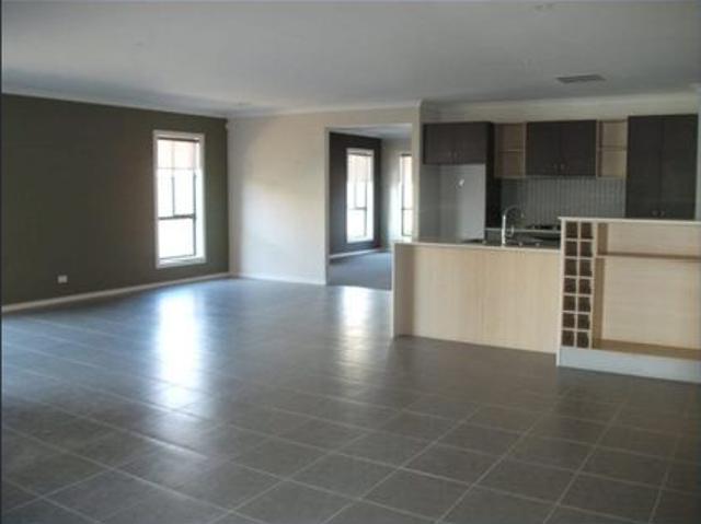 Best of the West: Unparalleled Convenience, 4 Bed in Deer Park