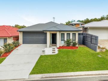 Better than building Rare low set 5 bedroom Family Living with upgrades in Spring Mountain