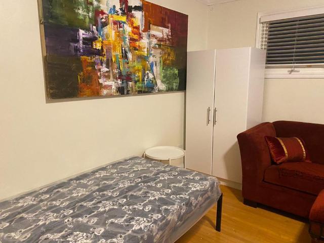 Best Barrie Room $450 February 1st available Sharing for student/professional