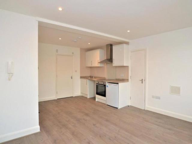 Best Kebab, New Cross Road, London, SE14 5DW, United Kingdom | Studio apartment for rent #139267169 | Rentberry