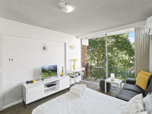 BEST POSITION IN BUILDING + BALCONY + AIR CONDITIONING
