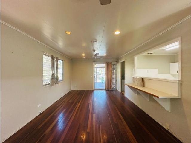 BEST PRICE IN TOWN @ $650 P/WEEK SPACIOUS 3 BEDROOM HOME WITH AND POOL & ENTERTAINMENT DECK!